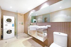 Ένα μπάνιο στο Arafura Adventure - CBD Suite with Sprawling Views