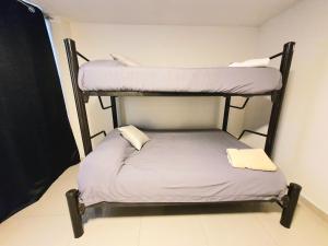メキシコシティにあるAmplio depto 3 rec excelente ubicación Polancoの小さなお部屋で、二段ベッド2組が備わります。