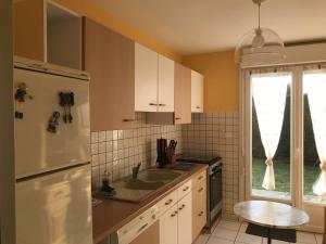 eine Küche mit einem weißen Kühlschrank und einer Spüle in der Unterkunft Maison 3* avec jardin, terrasse sud-ouest, proche mer et commerces, à Trégastel - FR-1-368-367 in Trégastel + 11 Fotos