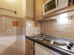 Appartement Valmorel, 1 pièce, 4 personnes - FR-1-356-241にあるキッチンまたは簡易キッチン