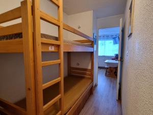 Krevet ili kreveti na sprat u jedinici u okviru objekta Appartement La Plagne, 1 pièce, 4 personnes - FR-1-351-37