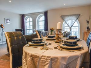 een eettafel met wijnglazen erop bij The Old Quaker House Apartment in Llandrindod Wells