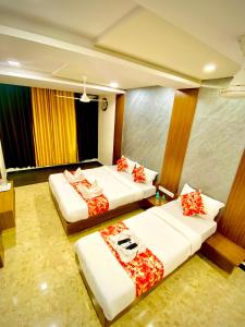 um quarto de hotel com duas camas num quarto em Sheraton Grande Hotel - Business Class Hotel - Near Central Railway Station em Chennai