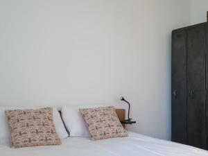 Posteľ alebo postele v izbe v ubytovaní Maison 19ème rénovée avec terrasse et bornes de recharge - FR-1-489-406
