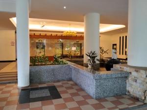 eine Lobby eines Hotels mit Säulen und einer Rezeption in der Unterkunft Aliyana D'Savoy Condotel A Famosa in Malakka