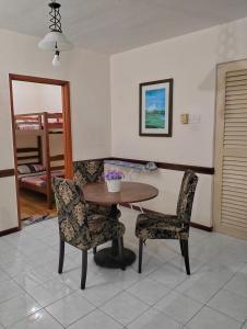 ein Esszimmer mit einem Tisch und 2 Stühlen in der Unterkunft Aliyana D'Savoy Condotel A Famosa in Malakka