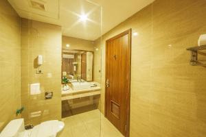 y baño con lavabo, aseo y bañera. en Muong Thanh Luxury Bac Ninh Hotel, en Bắc Ninh