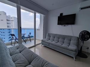 salon z kanapą i telewizorem z płaskim ekranem w obiekcie Resort de Reserva del Mar w mieście Santa Marta