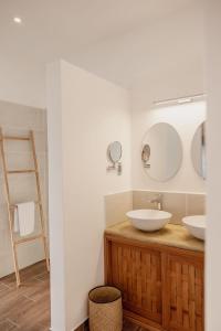 a bathroom with two sinks and a mirror at Belamandy Lodge in Anjramarango