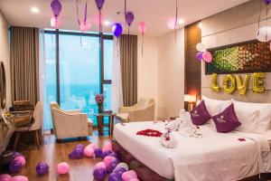 Postel nebo postele na pokoji v ubytování Rosamia Da Nang Hotel
