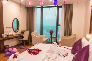 Postel nebo postele na pokoji v ubytování Rosamia Da Nang Hotel