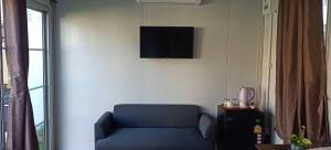 A television and/or entertainment centre at Homey Hut Ayutthaya