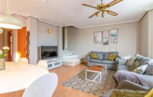 A seating area at 3 Bedroom Cozy Home In Orihuela