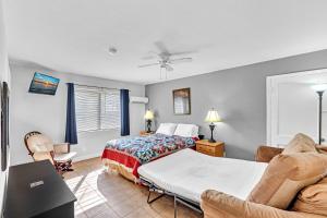 ein Hotelzimmer mit einem Bett und einem Sofa in der Unterkunft The Caroline in Hollywood