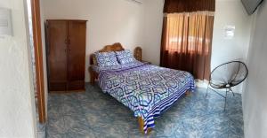 Un dormitorio con una cama con un osito de peluche. en Apartamento Tamar en Quepos