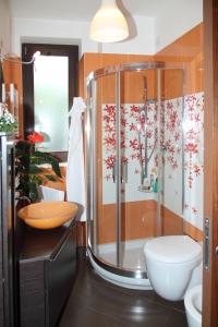 een badkamer met een douche en een wastafel bij B&B Villa il Sughero in Monopoli