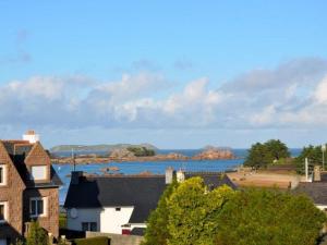 - une vue sur une ville avec une masse d'eau dans l'établissement Appartement 3* avec ascenseur, balcon et parking privé à Trégastel - FR-1-368-11, à Trégastel