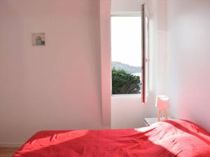 トレガステルにあるMaison Trégastel, 3 pièces, 4 personnes - FR-1-368-66のベッドルーム1室(赤いベッド1台、窓付)