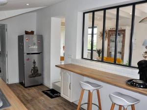 Η κουζίνα ή μικρή κουζίνα στο Maison de charme 3* avec jardin clos, terrasse, WIFI à 60m du Port de Perros-Guirec - FR-1-368-79
