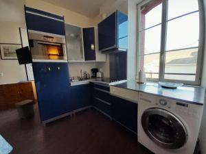 une cuisine avec une machine à laver et un lave-linge dans l'établissement Studio confortable 29m² pour 4 personnes au cœur de Quiberon, proximité plage - FR-1-478-175, à Quiberon 1 autre photo