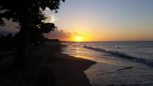 een zonsondergang op het strand met zonsondergang bij HARMONY LA VISTA in Runaway Bay