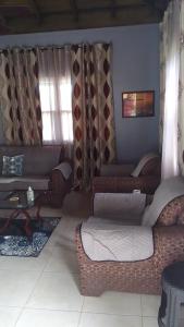 uma sala de estar com dois sofás e um sofá em HARMONY LA VISTA em Runaway Bay