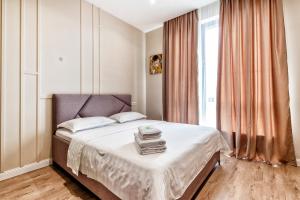 1 dormitorio con cama y ventana en Raisson Ahotel B167, en Astana