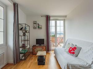 un soggiorno con divano e TV di Appartement Hendaye, 2 pièces, 4 personnes - FR-1-2-410 a Hendaye