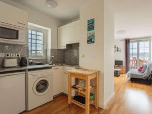 una cucina con lavatrice e lavastoviglie di Appartement Hendaye, 2 pièces, 4 personnes - FR-1-2-410 a Hendaye