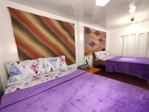 Postel nebo postele na pokoji v ubytování Purple Homestay Hillside