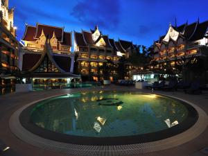 Bazén v ubytování Ayodhaya Palace Beach Resort - SHA Plus certified nebo v jeho okolí