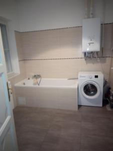 Kúpeľňa v ubytovaní Napraforgó apartman + 3 fotografie