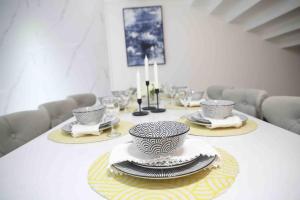 uma mesa com pratos e tigelas em cima em Cloud Villa Salalah em Salalah