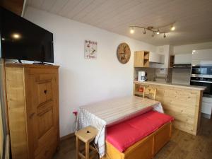 ein kleines Zimmer mit einem Holztisch in der Küche in der Unterkunft Appartement Auris, 2 pièces, 8 personnes - FR-1-297-73 in Auris