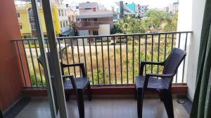 TATA Rio De Goa ,Goodstay 2 BHK Apartment With Pool ,6km from Airport ,201的阳台或露台