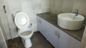 TATA Rio De Goa ,Goodstay 2 BHK Apartment With Pool ,6km from Airport ,201的一间浴室