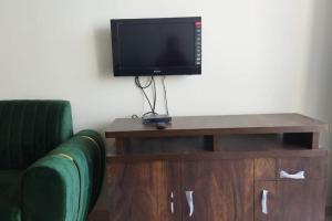 TATA Rio De Goa ,Goodstay 2 BHK Apartment With Pool ,6km from Airport ,201的电视和/或娱乐中心