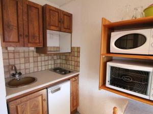 Η κουζίνα ή μικρή κουζίνα στο Appartement Auris, 1 pièce, 3 personnes - FR-1-297-35