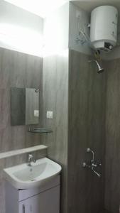 TATA Rio De Goa ,Goodstay 2 BHK Apartment With Pool ,6km from Airport ,201的一间浴室