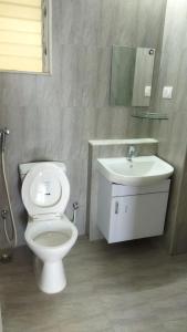 瓦斯科达伽马TATA Rio De Goa ,Goodstay 2 BHK Apartment With Pool ,6km from Airport ,201的带马桶和水槽的浴室
