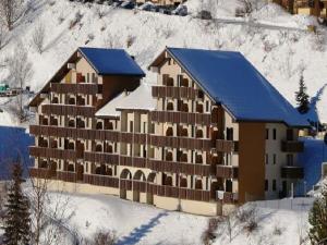 オリにあるAppartement 2 pièces 3 couchages, à 300m des pistes - Auris en Oisans - FR-1-297-51の雪の大きな建物 +2枚の写真