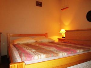 um quarto com uma cama com uma cabeceira de madeira em Appartement Auris, 1 pièce, 4 personnes - FR-1-297-60 em Auris
