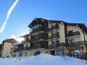 a apartment building with snow in front of it at Appartement Auris, 1 pièce, 4 personnes - FR-1-297-61 in Auris