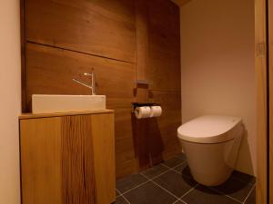 出雲的住宿－RITA Izumo Hirata，浴室配有白色卫生间和盥洗盆。