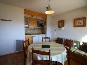 Kuchyň nebo kuchyňský kout v ubytování Appartement 2 pièces 6 couchages au pied des pistes avec parking - Auris en Oisans - FR-1-297-113 + 10 fotografií