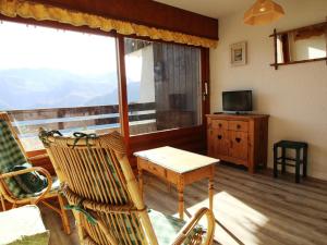 TV a/nebo společenská místnost v ubytování Appartement 2 pièces 6 couchages au pied des pistes avec parking - Auris en Oisans - FR-1-297-113