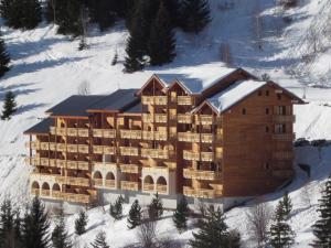 an aerial view of a resort in the snow at Studio confortable avec balcon à 400m des pistes - Auris en Oisans - FR-1-297-138 in Auris