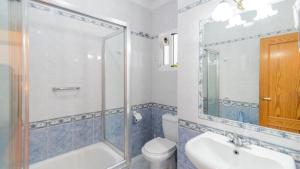Ένα μπάνιο στο Apartamento Caracola Chipiona by Ruralidays