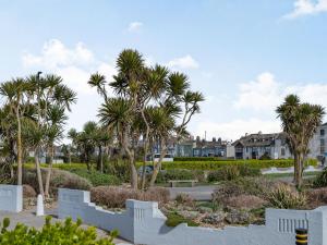 vistas a un parque con palmeras y casas en Sea Vista en Bognor Regis