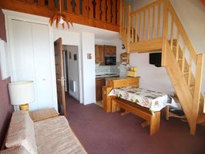 een woonkamer met een trap en een keuken bij Appartement Auris, 1 pièce, 4 personnes - FR-1-297-158 in Auris